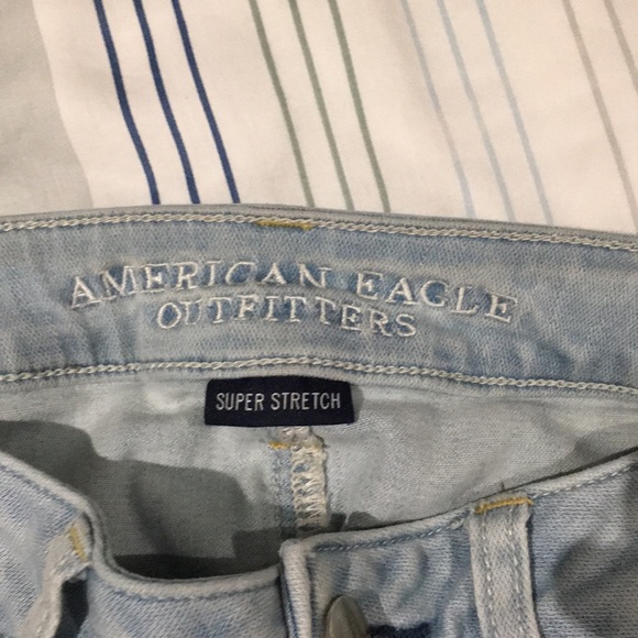 Light washed ripped American Eagle jeans - Picture 2 of 5
